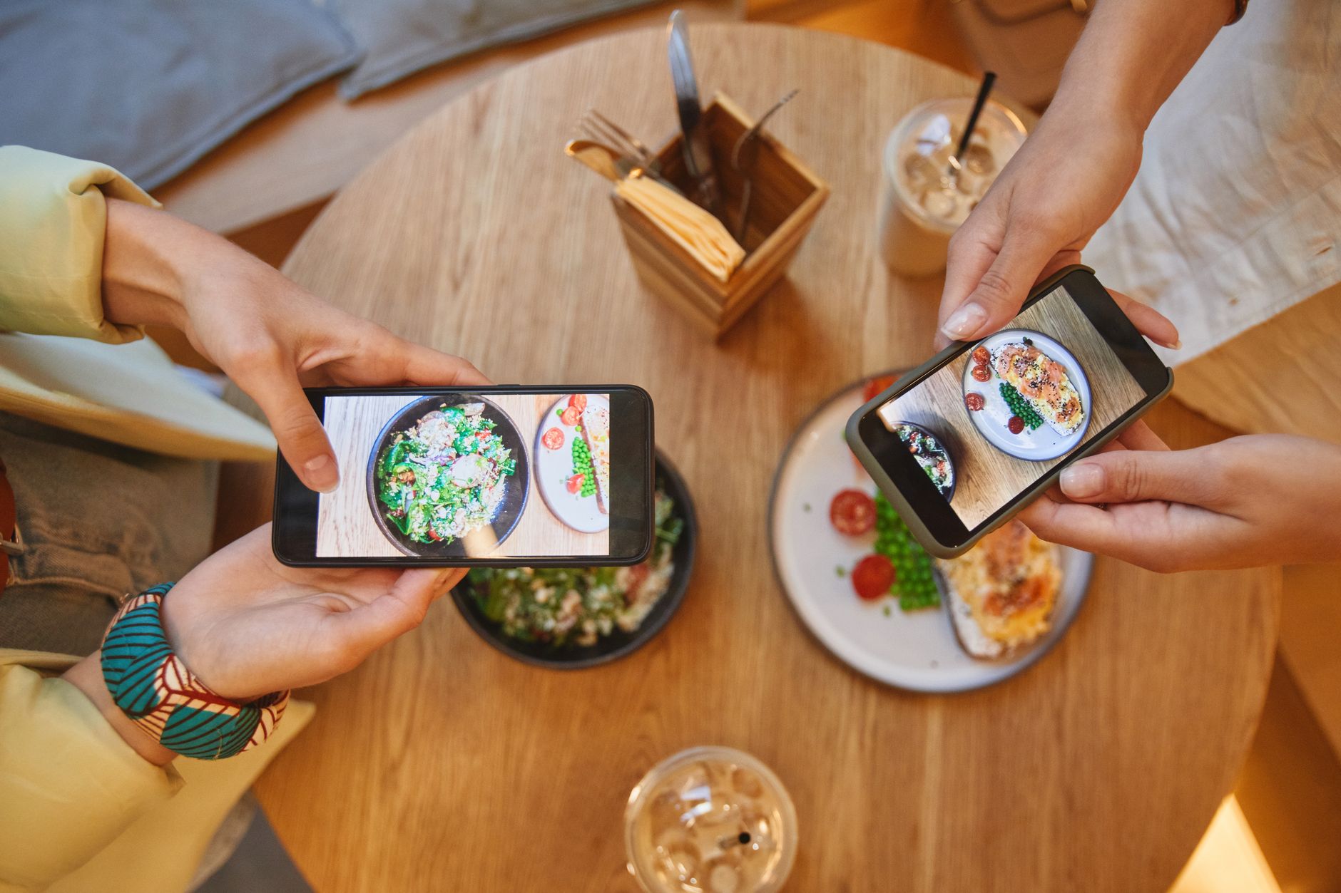 Iklan Google Ads restoran dengan gambar makanan dan promo menarik pelanggan potensial.
